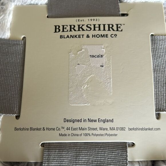 Berkshire Light Grey Throw 50x60 NEW Polyester Tipoed Flubbie - Picture 4 of 5